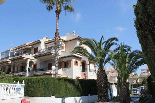 Residencia Alhambra Los Cisnes ตอร์เรเวียคา ภายนอก รูปภาพ